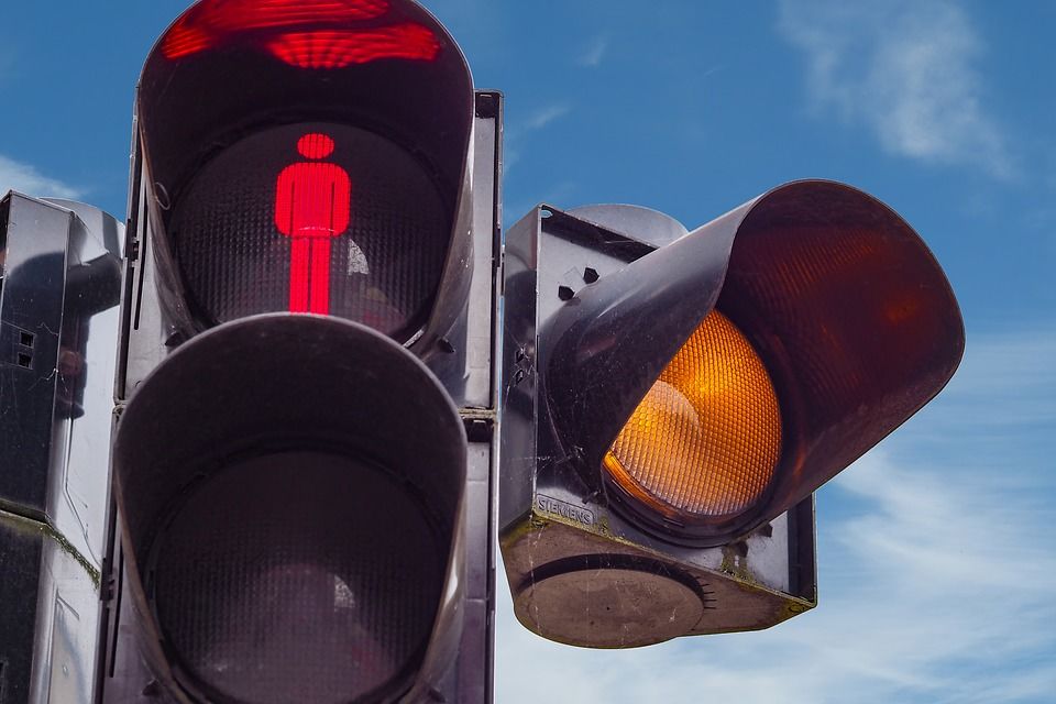To shift the blame: Will the yellow traffic light be canceled?