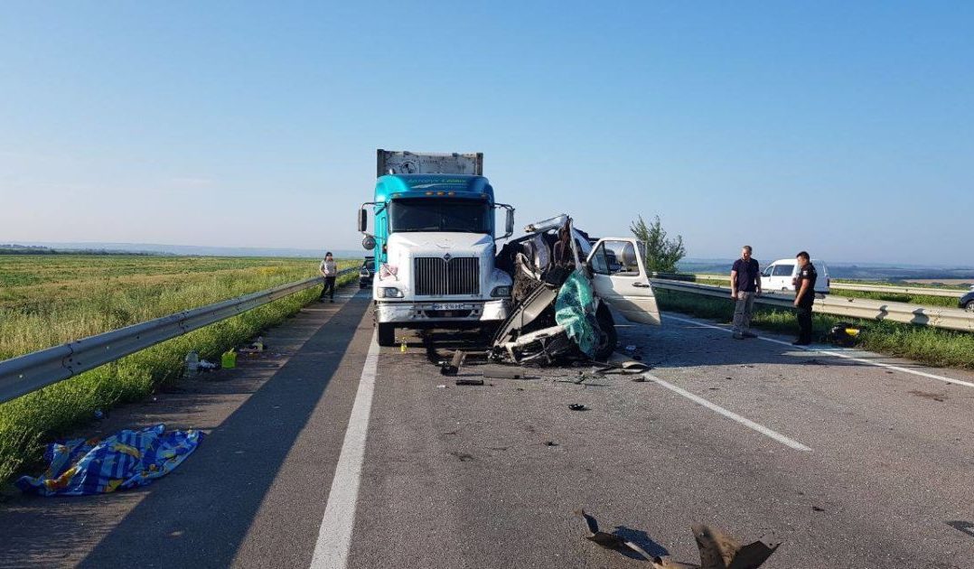 На Миколаївщині мікроавтобус зіткнувся з вантажівкою: п’ятеро осіб загинули, ще 12 госпіталізовані