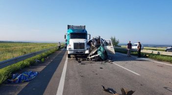 На Миколаївщині мікроавтобус зіткнувся з вантажівкою: п’ятеро осіб загинули, ще 12 госпіталізовані