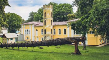 Чому унікальний палац на Хмельниччині і дивує, і лякає?