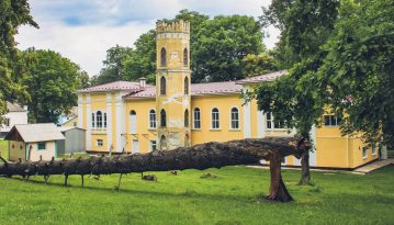Чому унікальний палац на Хмельниччині і дивує, і лякає?