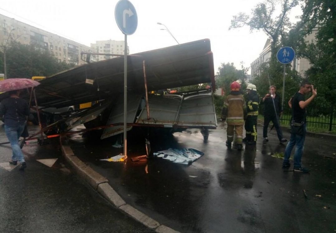 Більше сотні населених пунктів в Україні залишилися без світла через негоду
