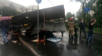 Більше сотні населених пунктів в Україні залишилися без світла через негоду