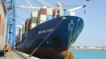 З Афін повертають 12 українських моряків, які більше року були ув'язнені на судні