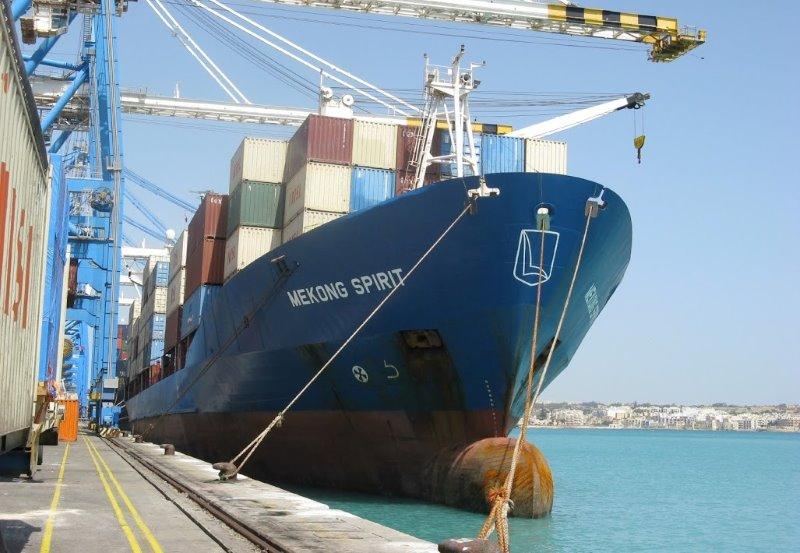 З Афін повертають 12 українських моряків, які більше року були ув'язнені на судні