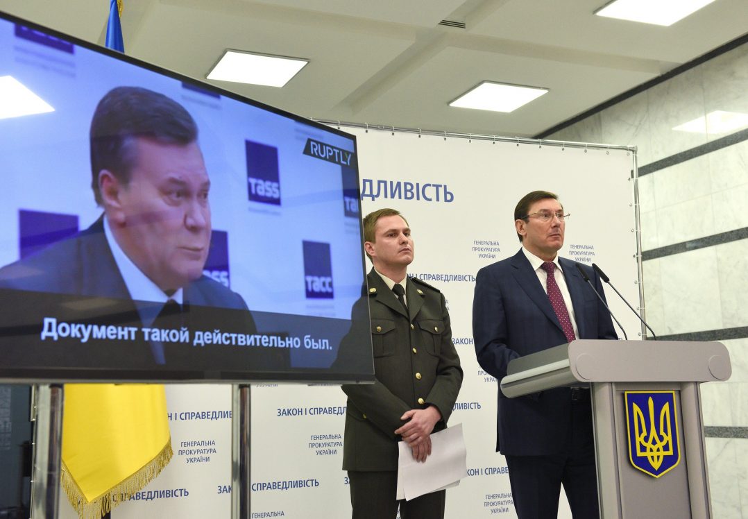Прес-секретар Луценка Лариса Сарган пов’язує позов Януковича з тим, що у понеділок, 30 липня, о 10.00 в Оболонському районному суді Києва розпочнуться судові дебати у справі про держзраду президента-втікача.