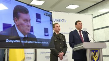 Прес-секретар Луценка Лариса Сарган пов’язує позов Януковича з тим, що у понеділок, 30 липня, о 10.00 в Оболонському районному суді Києва розпочнуться судові дебати у справі про держзраду президента-втікача.