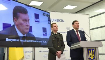Прес-секретар Луценка Лариса Сарган пов’язує позов Януковича з тим, що у понеділок, 30 липня, о 10.00 в Оболонському районному суді Києва розпочнуться судові дебати у справі про держзраду президента-втікача.