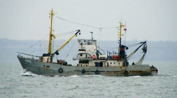 Омбудсмен просить Порошенка обміняти українських рибалок