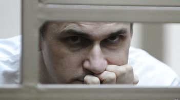 Олегу Сенцову передають не всі листи