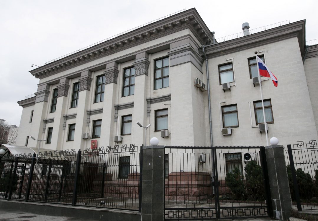 Поблизу посольства РФ у Києві встановили інсталяцію щодо зниклих безвісти у Криму