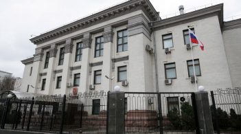 Поблизу посольства РФ у Києві встановили інсталяцію щодо зниклих безвісти у Криму