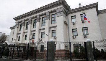 Поблизу посольства РФ у Києві встановили інсталяцію щодо зниклих безвісти у Криму