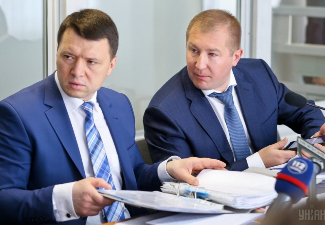 Адвокати Януковича влаштували сутички з поліцією в приміщенні Оболонського суду