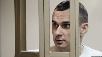 Клопотання матері Сенцова про його звільнення передали в комісію з питань помилування