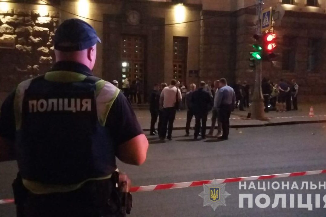 Напад на мерію Харкова: застрелений поліцейський, є поранені