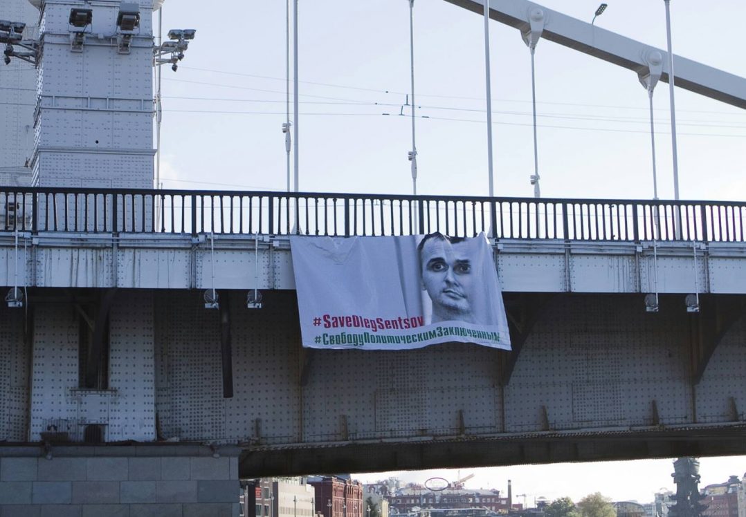 У центрі Москви вивісили величезний плакат із Сенцовим