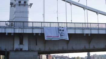 У центрі Москви вивісили величезний плакат із Сенцовим