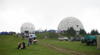 Куполи на Томнатику: колись тут спостерігали за НЛО і Матіасом Рустом, нині тут живуть туристи й корови