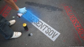 У Києві активісти пікетували офіс Віктора Медведчука