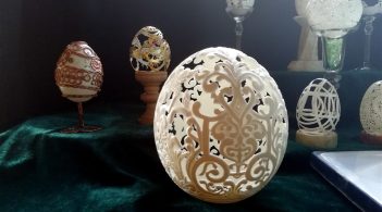 Під Полтавою різьбяр створює шедеври на шкаралупі яєць