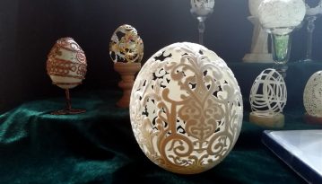 Під Полтавою різьбяр створює шедеври на шкаралупі яєць