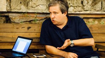 Кінокритик Антон Долін: "Ваші чорні списки акторів із Росії - дикість у стилі Орвела"