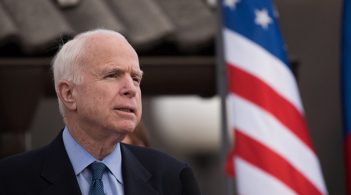 Під посольством США у Києві вшановують пам'ять Маккейна