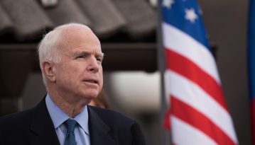 Під посольством США у Києві вшановують пам'ять Маккейна