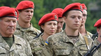 Шеврон, берети та фейсбук: як отримання нардепкою Чорновол офіцерського звання перевернуло мережу