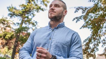 Блогер і письменник Валерій Ананьєв: «Якщо війна загостриться – повернуся»
