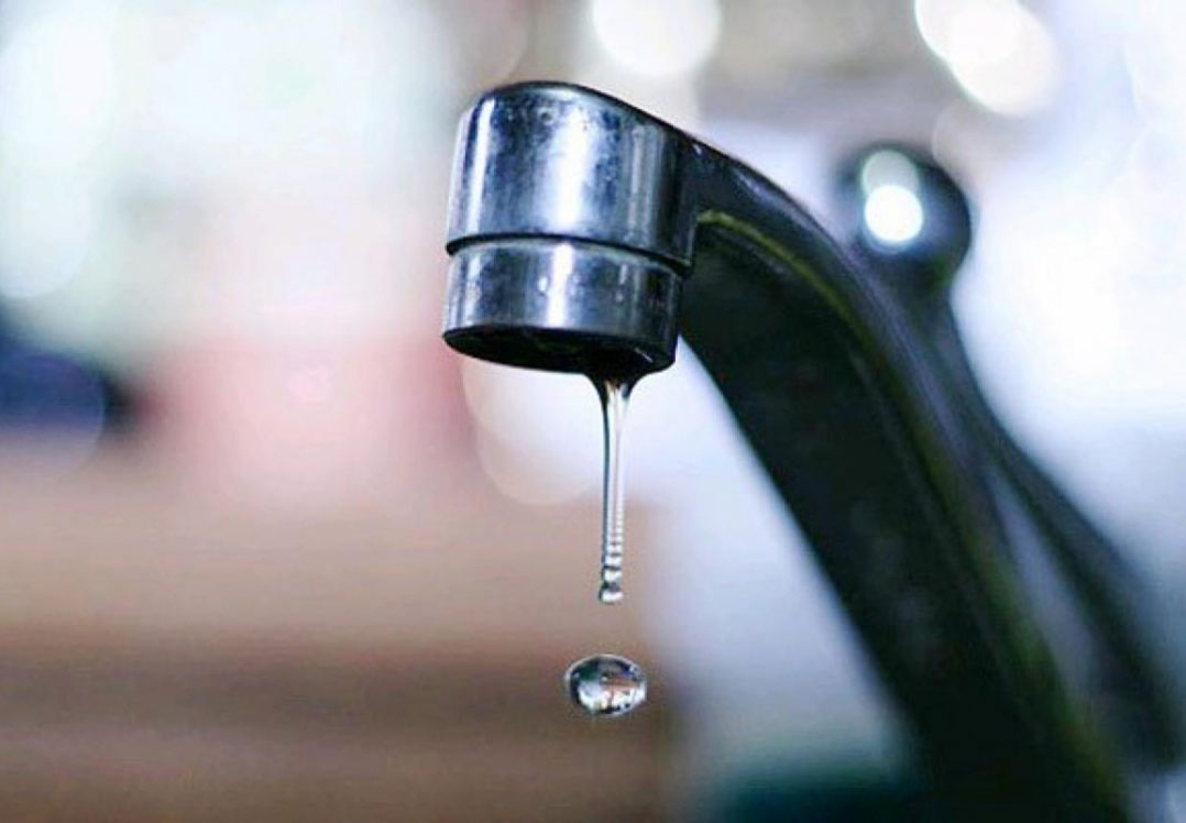 Рятувальники підвозять воду жителям Авдіївки