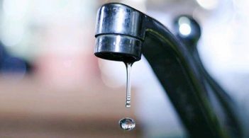 Рятувальники підвозять воду жителям Авдіївки