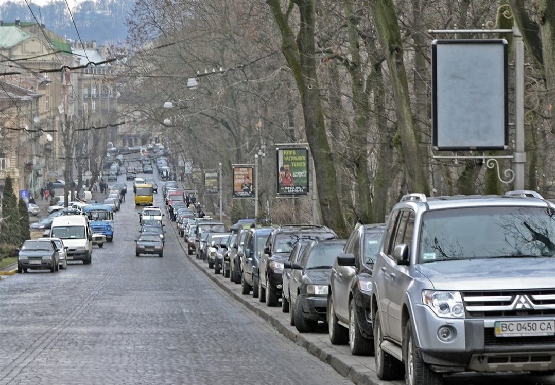 В Україні заборонили проектувати парковки на тротуарах