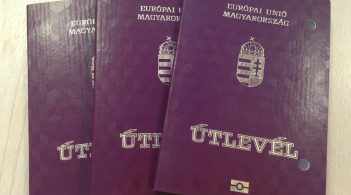 У Береговому українцям видають угорські паспорти під присягу та шампанське