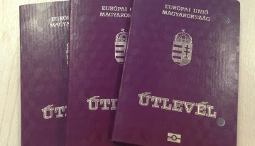 У Береговому українцям видають угорські паспорти під присягу та шампанське