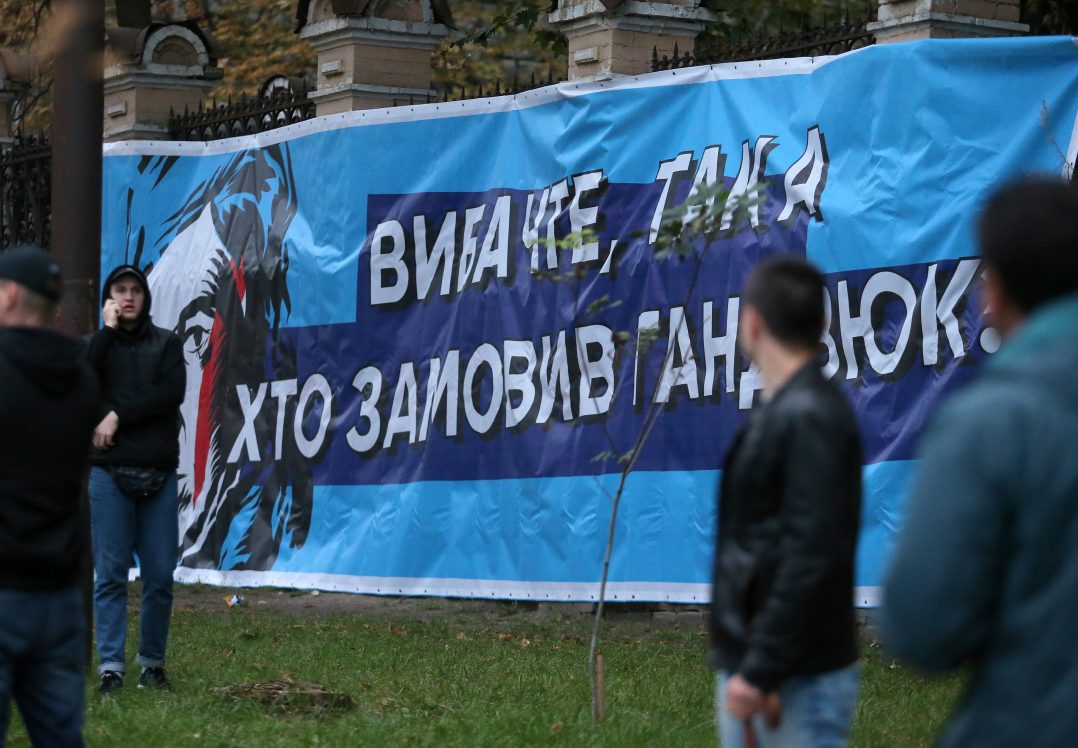 «Мовчання вбиває». Протест на Банковій: так хто замовив активістів?