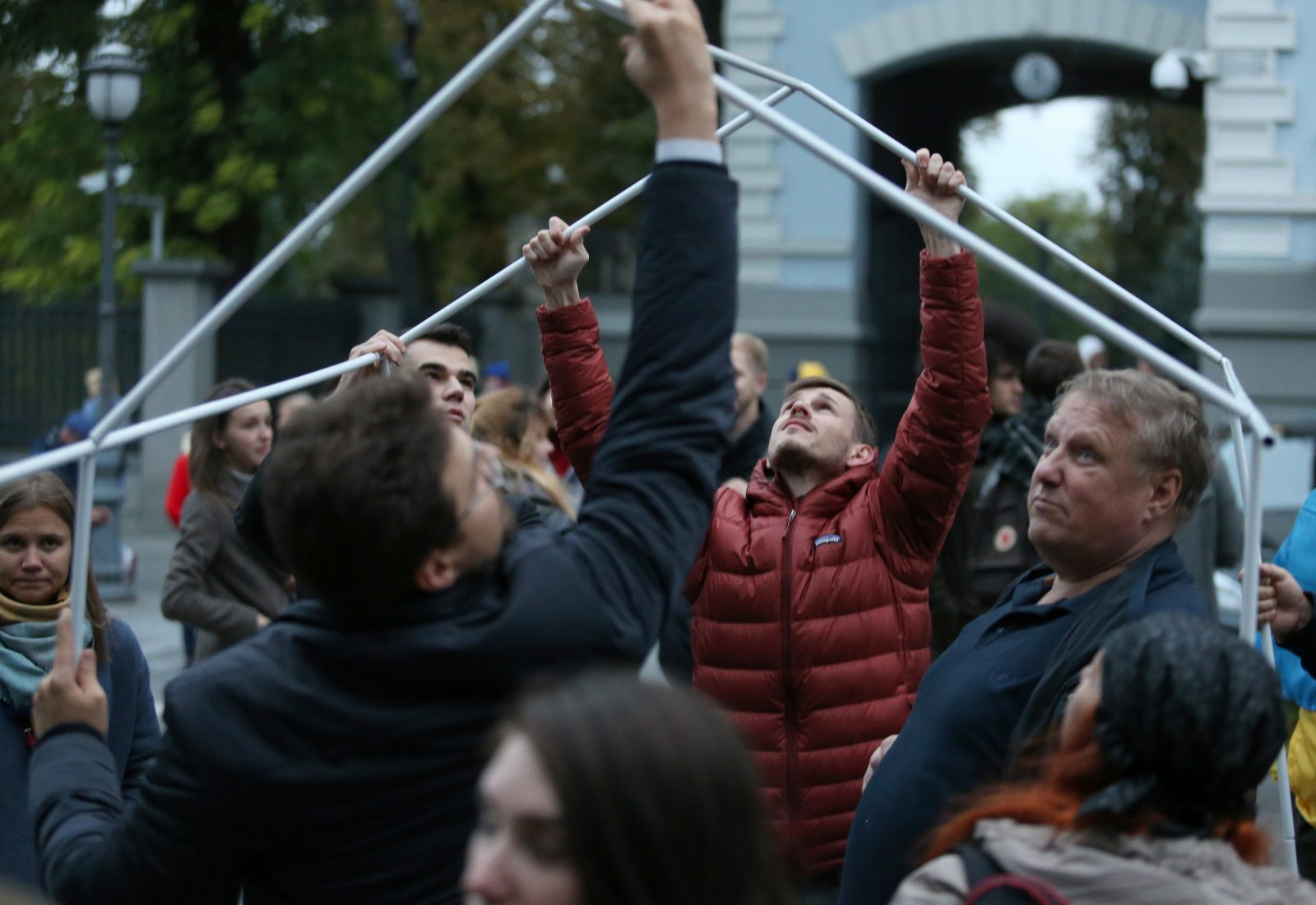 «Мовчання вбиває». Протест на Банковій: так хто замовив активістів?