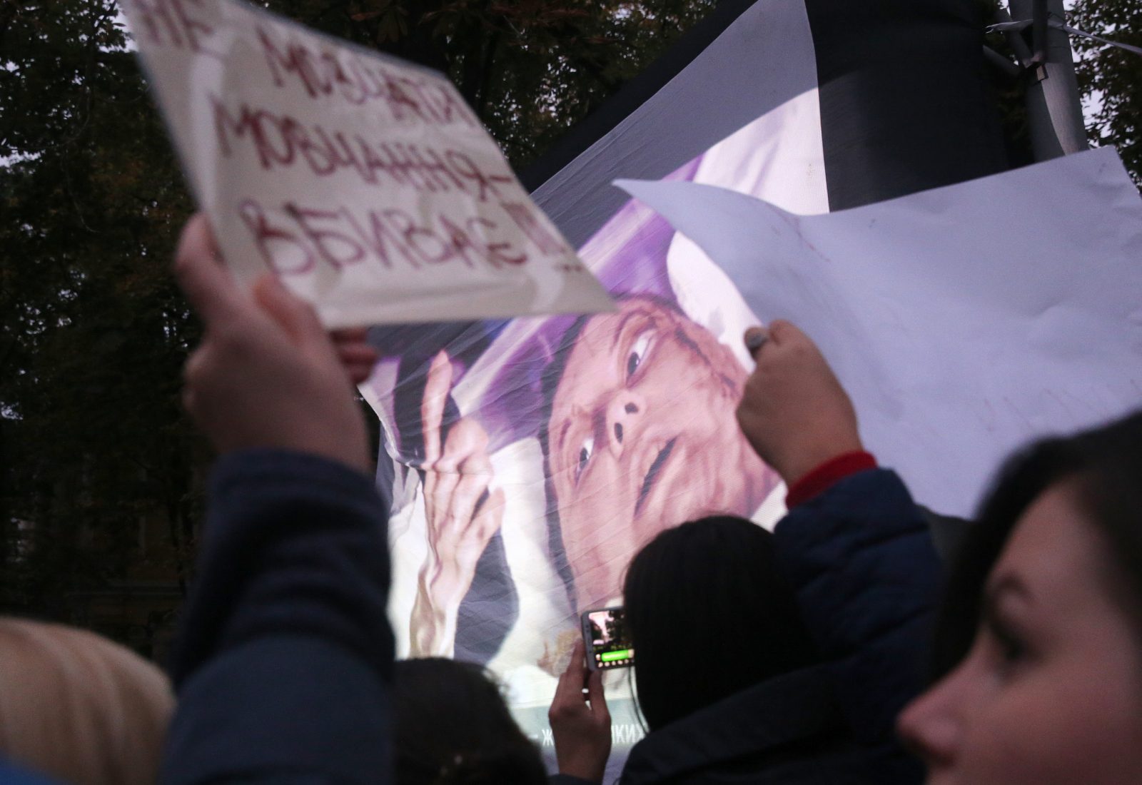 «Мовчання вбиває». Протест на Банковій: так хто замовив активістів?