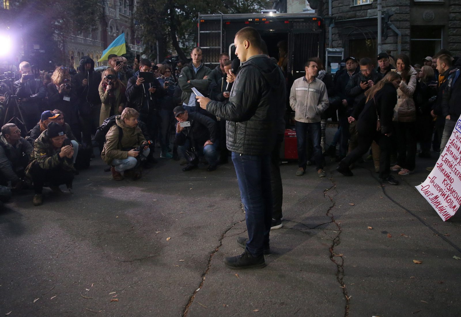 «Мовчання вбиває». Протест на Банковій: так хто замовив активістів?