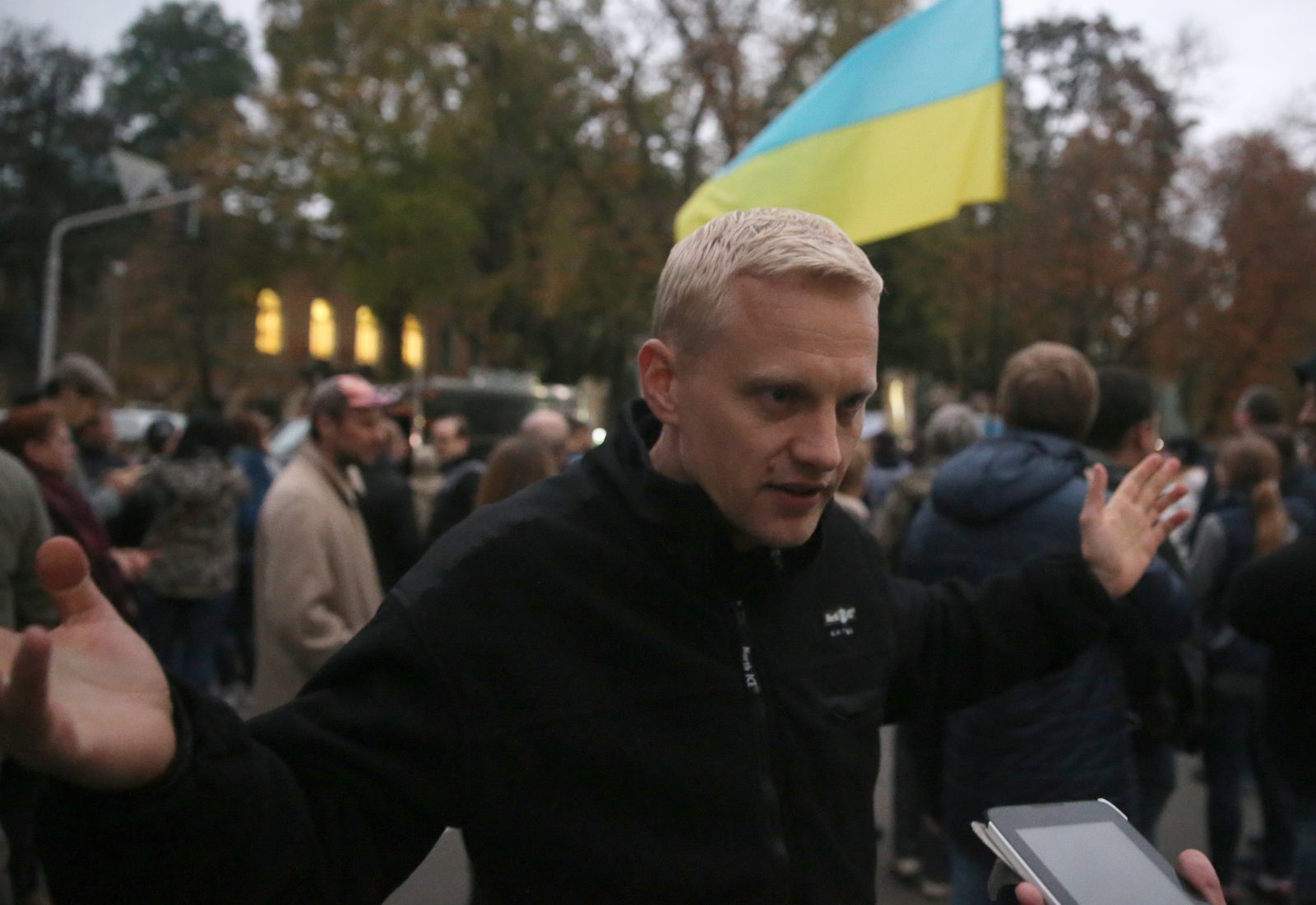 «Мовчання вбиває». Протест на Банковій: так хто замовив активістів?