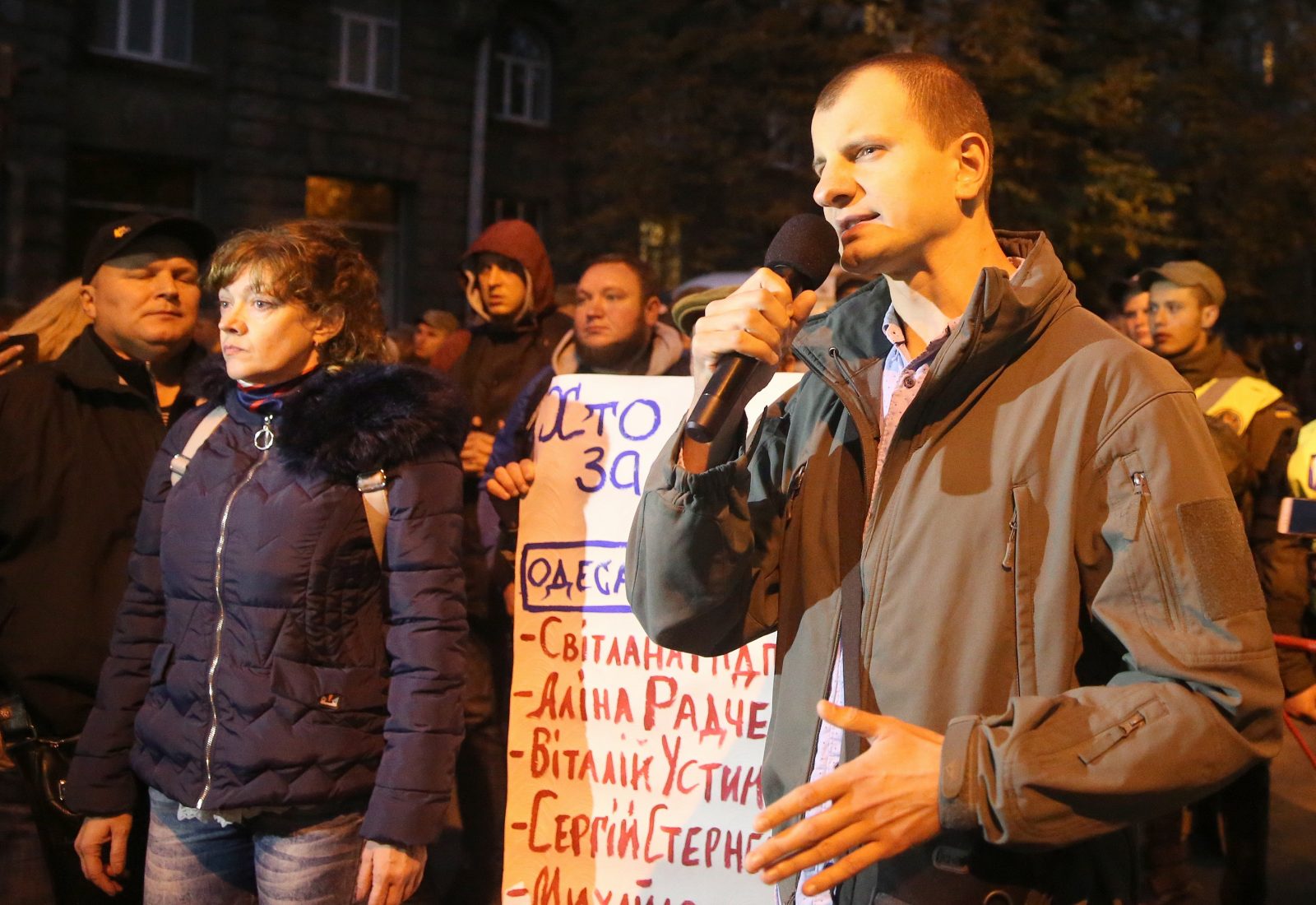 «Мовчання вбиває». Протест на Банковій: так хто замовив активістів?