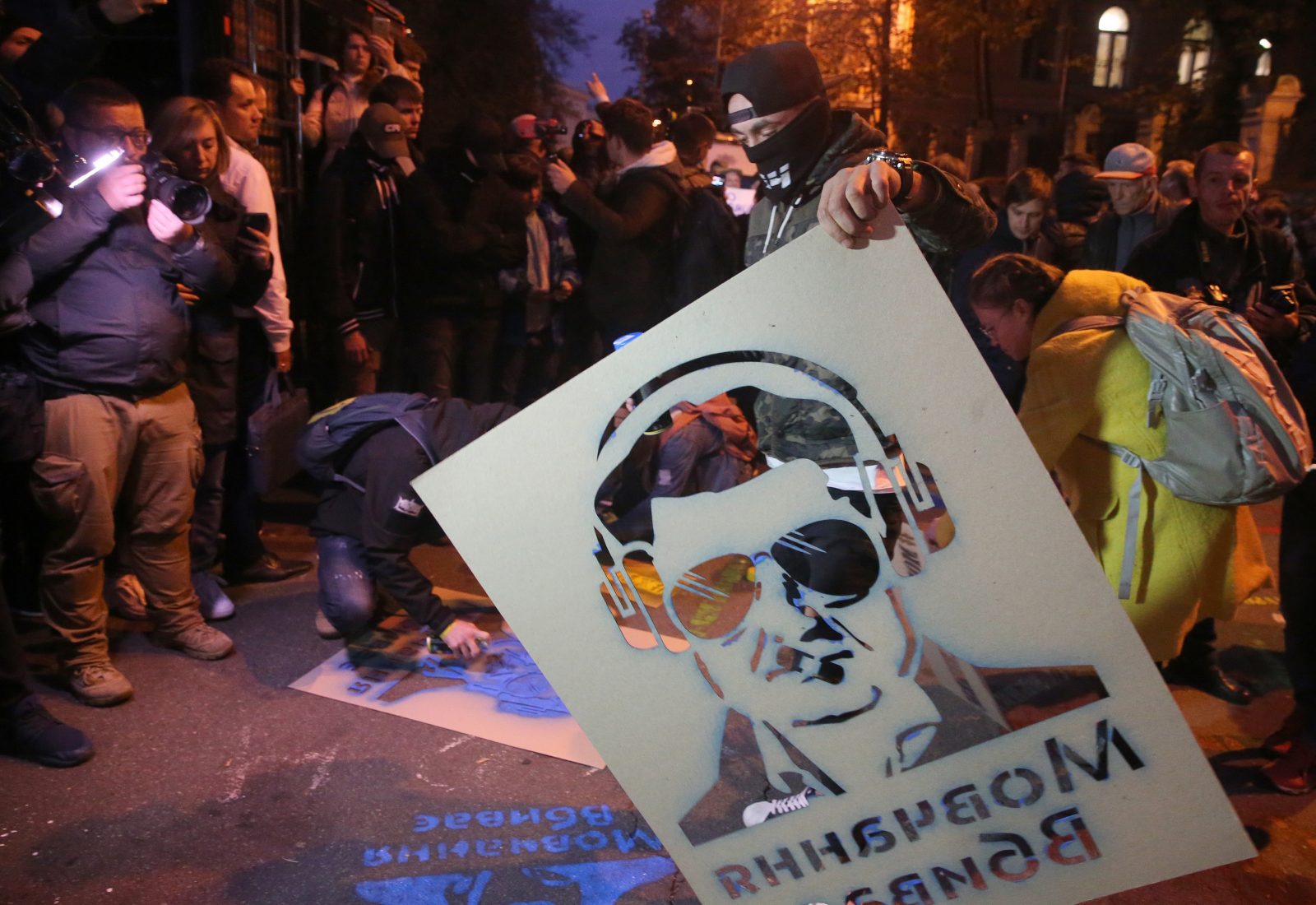 «Мовчання вбиває». Протест на Банковій: так хто замовив активістів?