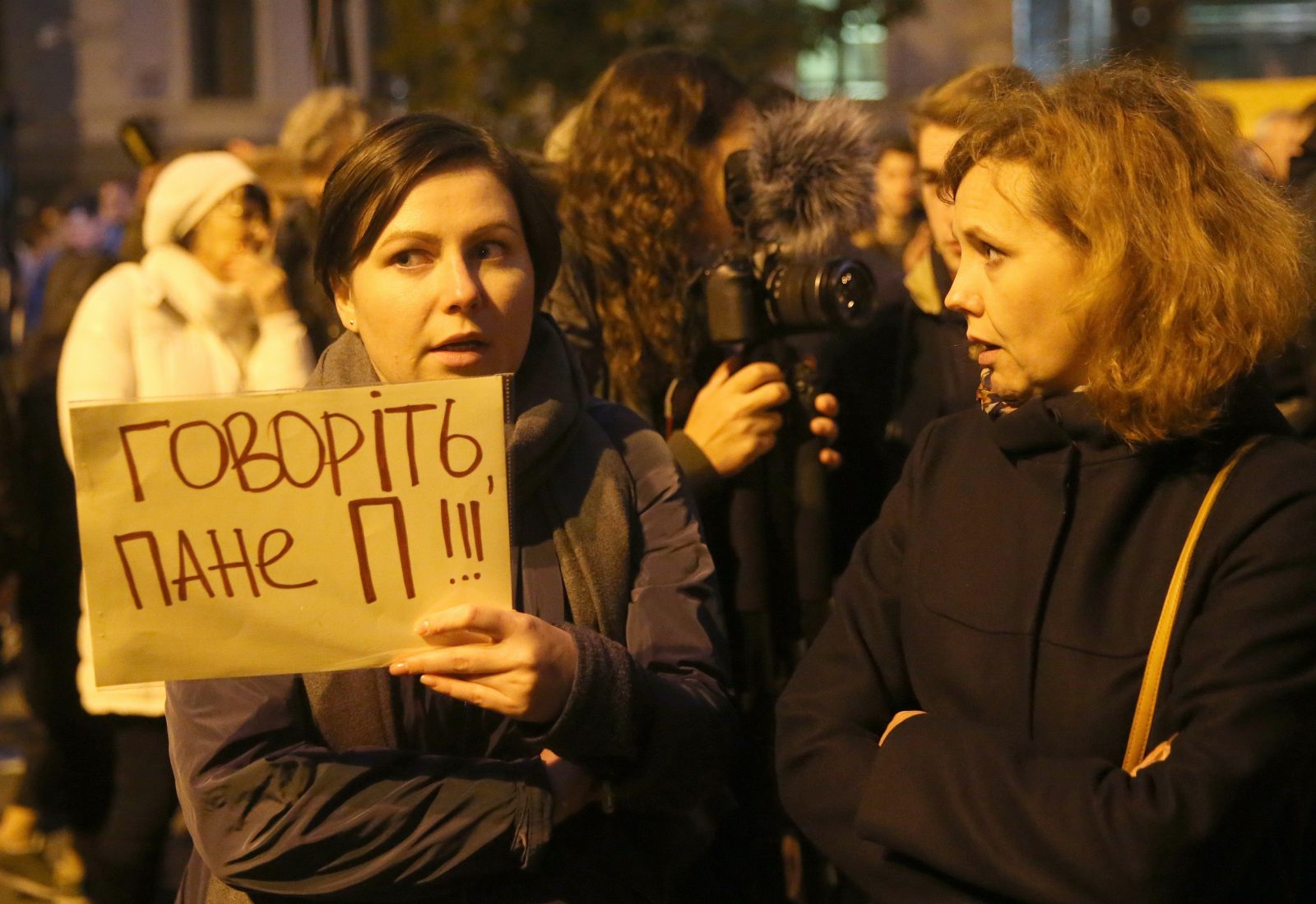 «Мовчання вбиває». Протест на Банковій: так хто замовив активістів?