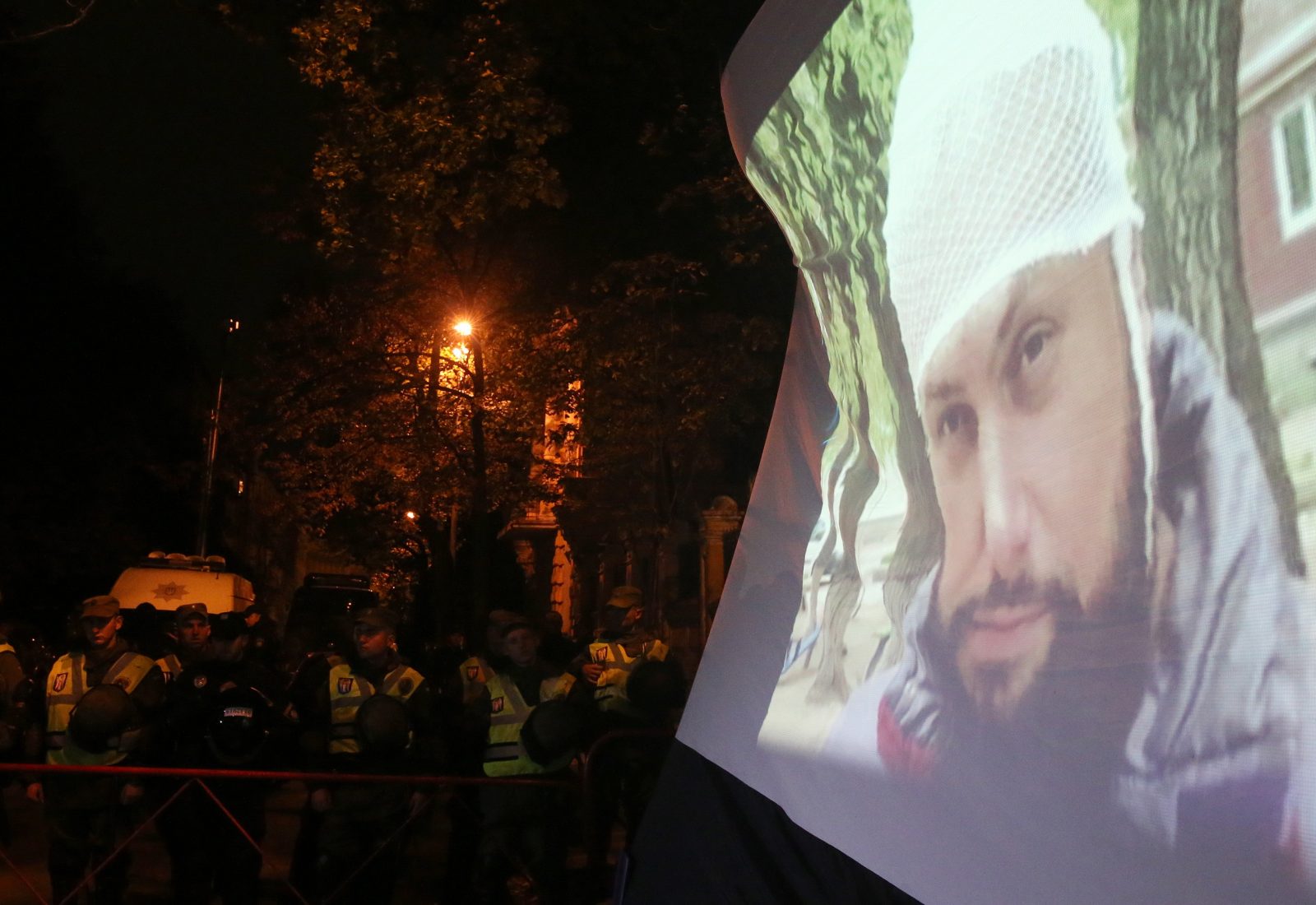 «Мовчання вбиває». Протест на Банковій: так хто замовив активістів?