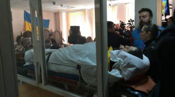 Лежачого підозрюваного у нападі на Михайлика відправили в СІЗО