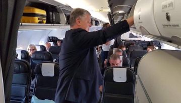 Порошенко та народ: як президента (не) випадково помітили у звичайному рейсовому літаку