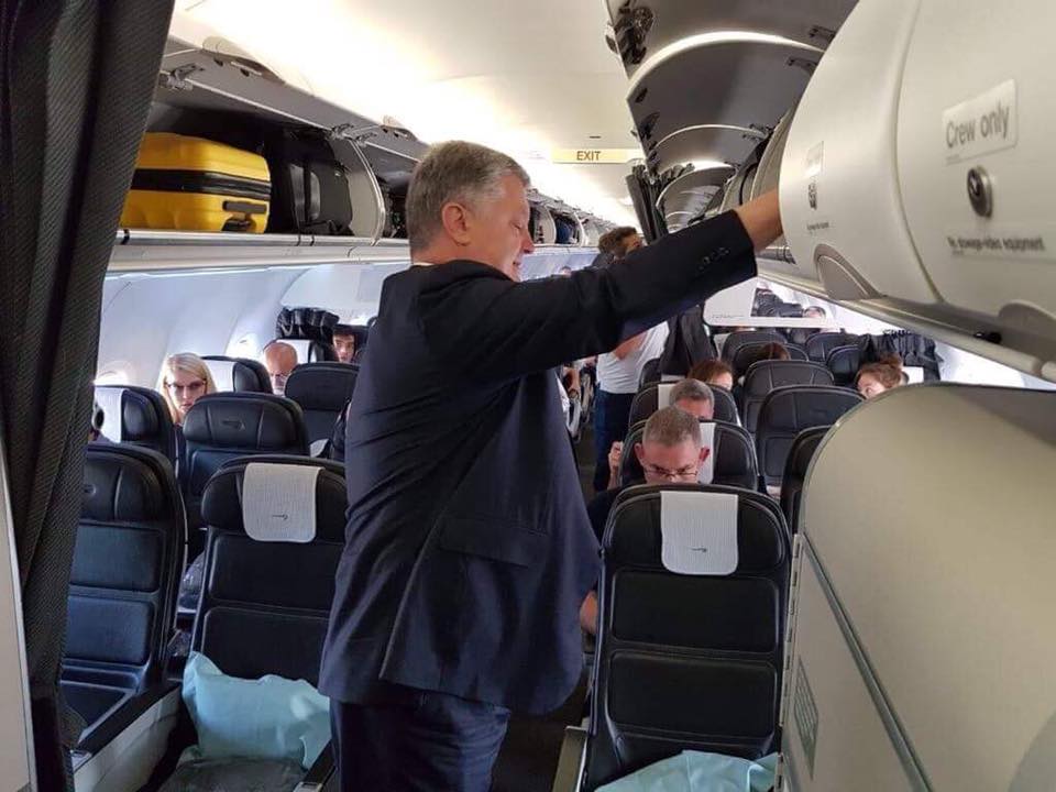 Порошенко та народ: як президента (не) випадково помітили у звичайному рейсовому літаку