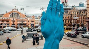 Синя рука непорозуміння: історія про те, як нова скульптура у Києві спровокувала парад невдалих жартів та критики