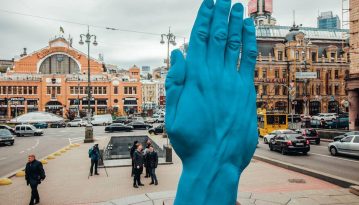 Синя рука непорозуміння: історія про те, як нова скульптура у Києві спровокувала парад невдалих жартів та критики